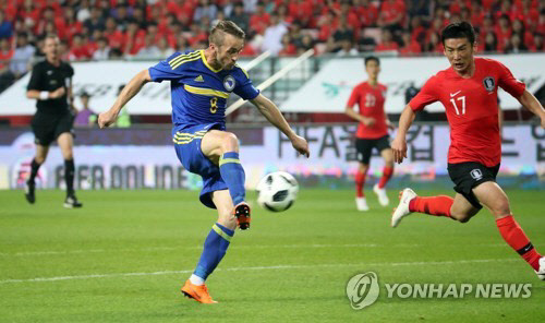 1일 전주월드컵경기장에서 열린 대한민국 대 보스니아 헤르체고비나 평가전에서 보스니아 비슈차가 세번째 골을 넣고 있다. <연합뉴스>